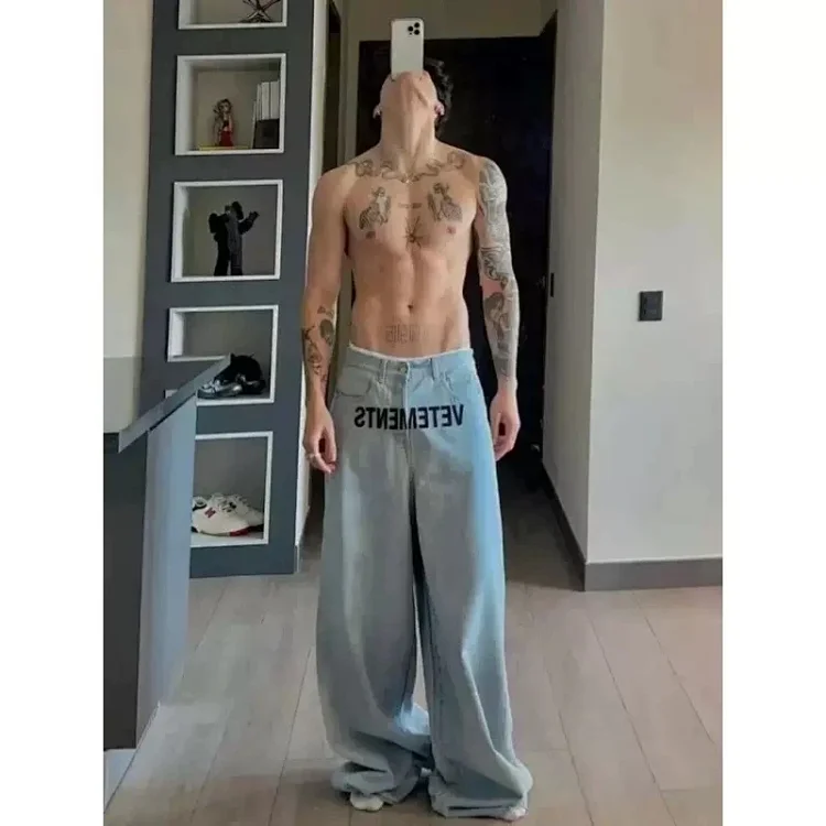 VETEMENTS Jeans